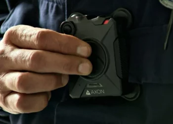 ACLU se opone al uso de cámaras corporales en las escuelas de RI