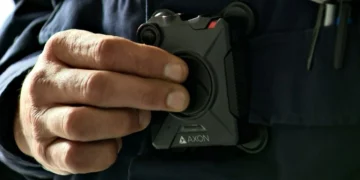 ACLU se opone al uso de cámaras corporales en las escuelas de RI