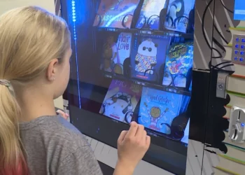 La máquina expendedora de libros entusiasma a los alumnos de Warwick con la lectura