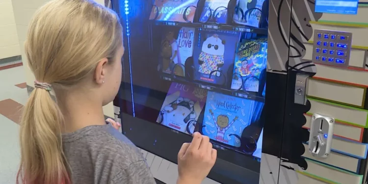 La máquina expendedora de libros entusiasma a los alumnos de Warwick con la lectura