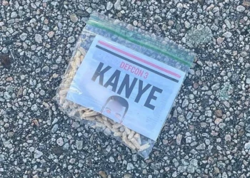 Encuentran paquetes sospechosos con mensajes racistas en Warwick