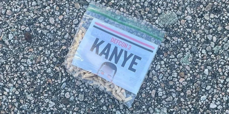 Encuentran paquetes sospechosos con mensajes racistas en Warwick