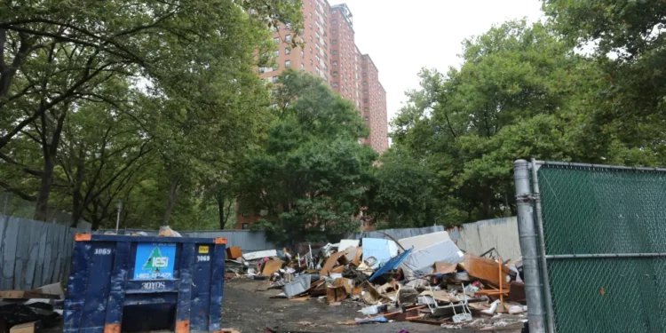 Multan al alcalde Adams de Nueva York por ratas en su residencia