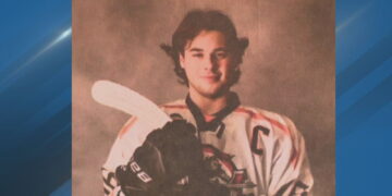 Ceremonia de retirada del dorsal 16 del jugador de hockey Matthew Dennison