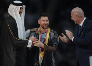 ¿Qué es la capa que le pusieron a Messi cuando recibió la Copa del Mundo?