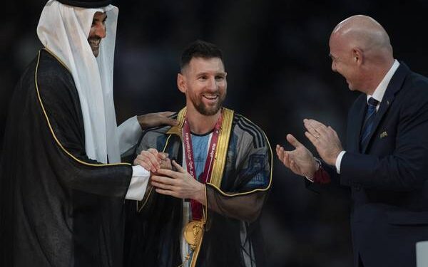 ¿Qué es la capa que le pusieron a Messi cuando recibió la Copa del Mundo?