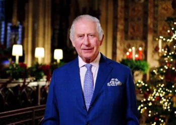 El Rey Carlos saluda a la reina fallecida y a los trabajadores públicos en un discurso