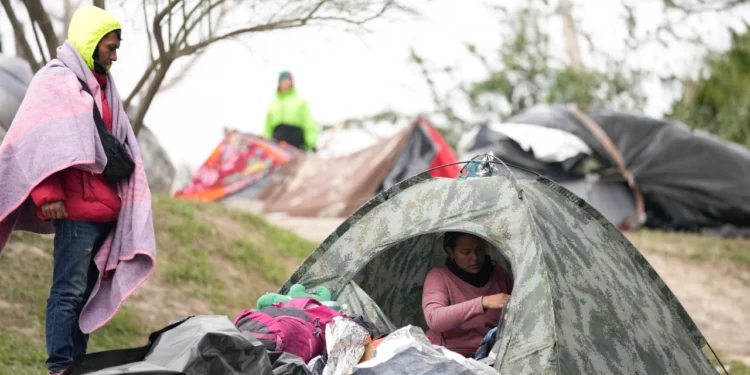 Corte Suprema mantiene el Título 42, la política que permite expulsar migrantes de forma expedita