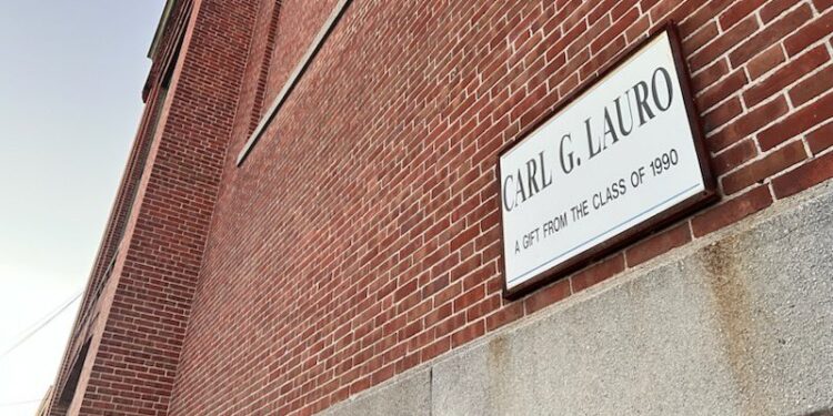 Escuelas primarias Carl Lauro y Feinstein de Broad St. en Providence cerrarán el próximo año