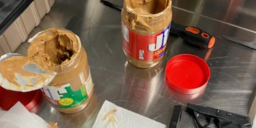 Un hombre de RI escondió piezas de armas en tarros de mantequilla de cacahuete