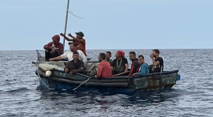 EE.UU. repatría a 143 inmigrantes cubanos interceptados en costas de Florida