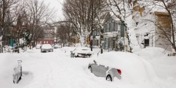 Mujer de 63 años murió frente a hogar de extraños durante tormenta en NY