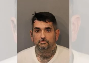 Fall River hombre acusado de robo pirata porche