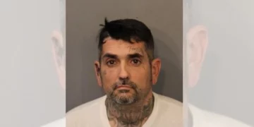 Fall River hombre acusado de robo pirata porche