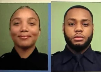 Cadetes de la NYPD son suspendidos tras cita candente en el baño de la policía