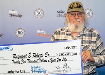 Un veterano de Fall River gana un premio de lotería de 25.000 dólares al año