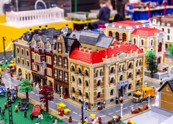 Un artista de Lego de RI devuelve la vida a las calles de su ciudad