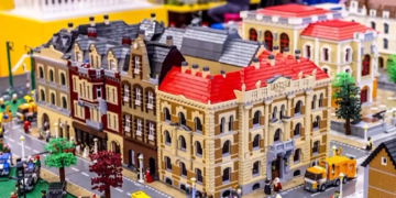 Un artista de Lego de RI devuelve la vida a las calles de su ciudad