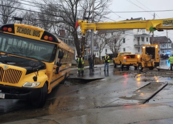 Un autobús escolar queda atrapado en un socavón en Fall River