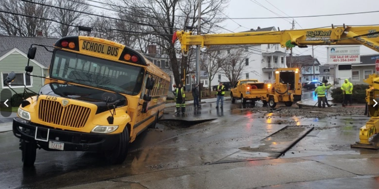 Un autobús escolar queda atrapado en un socavón en Fall River