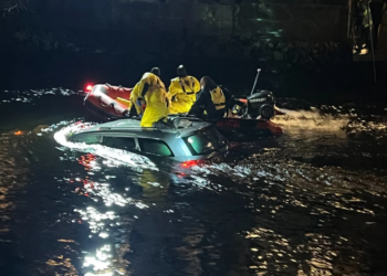 Rescatan a un conductor tras caer su coche al río Pawcatuck