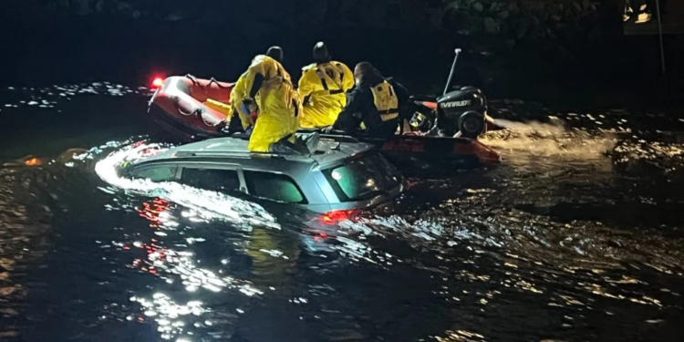 Rescatan a un conductor tras caer su coche al río Pawcatuck