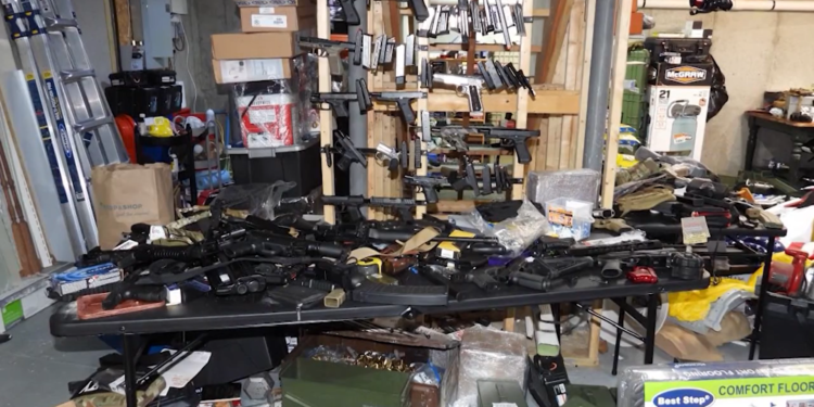 Burrillville hombre con más de 200 armas llega a un acuerdo con los fiscales