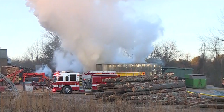 Se declara un incendio en una empresa de mantenimiento de árboles de West Greenwich