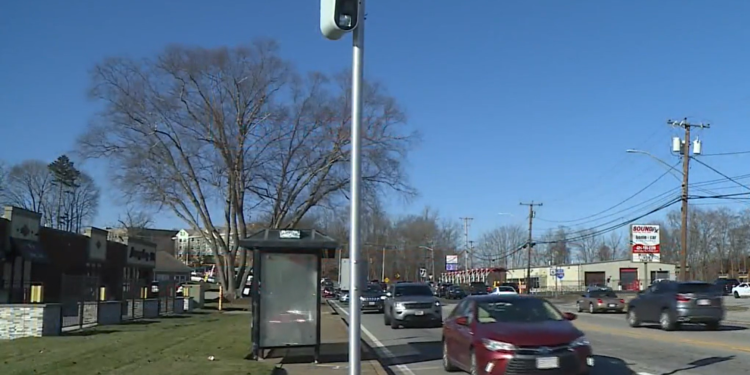 East Providence añade cámaras de semáforo en rojo