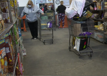 La despensa de alimentos ayuda a la gente a prepararse para las fiestas