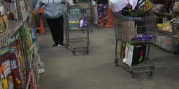 La despensa de alimentos ayuda a la gente a prepararse para las fiestas