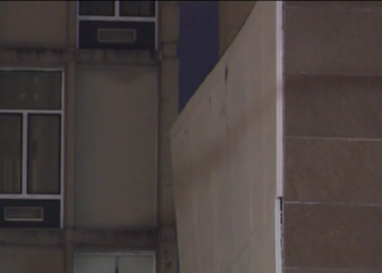 Fachada del edificio Providence dañada por el temporal