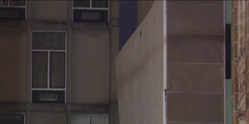 Fachada del edificio Providence dañada por el temporal