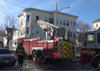 16 desplazados tras el incendio de un apartamento en Central Falls