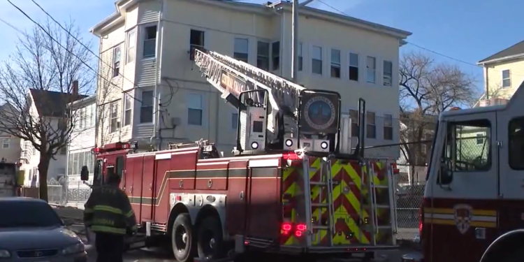 16 desplazados tras el incendio de un apartamento en Central Falls