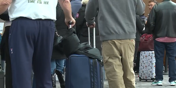 Miles de vuelos cancelados por Southwest: los viajeros se quedan tirados