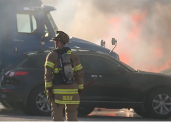 5 camiones con remolque dañados por un incendio en Pawtucket