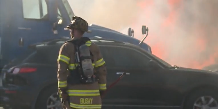 5 camiones con remolque dañados por un incendio en Pawtucket