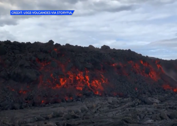 Los espectadores acuden en masa a ver cómo rezuma lava brillante del volcán de Hawai