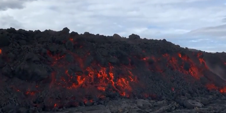 Los espectadores acuden en masa a ver cómo rezuma lava brillante del volcán de Hawai