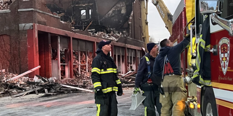 Una tienda de muebles de Lincoln destruida por un incendio