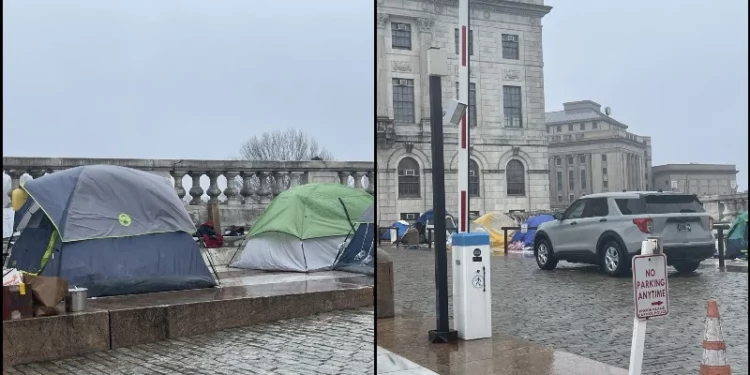 Fiscal general de RI rechaza defender al gobernador McKee por desalojo a personas sin hogar