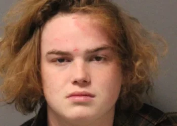 Un hombre de Dartmouth es acusado después de choque frontal