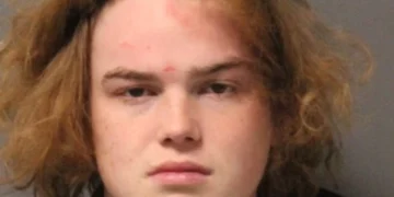 Un hombre de Dartmouth es acusado después de choque frontal
