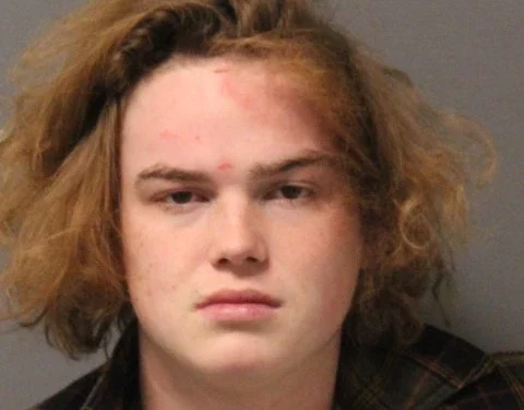 Un hombre de Dartmouth es acusado después de choque frontal