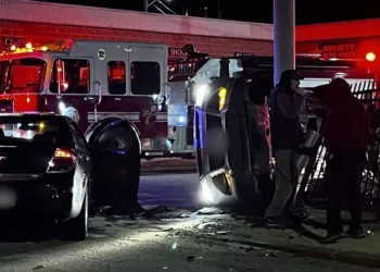 Un coche vuelca en un accidente en Pawtucket