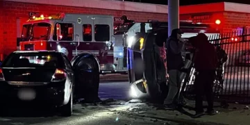 Un coche vuelca en un accidente en Pawtucket