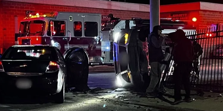 Un coche vuelca en un accidente en Pawtucket