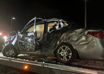 Un coche choca contra un concesionario de Seekonk; el conductor resulta herido