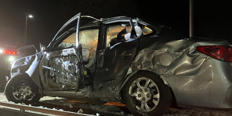 Un coche choca contra un concesionario de Seekonk; el conductor resulta herido